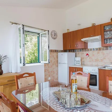 2 Bedroom Awesome In Gornje Vakantiehuis Tučepi